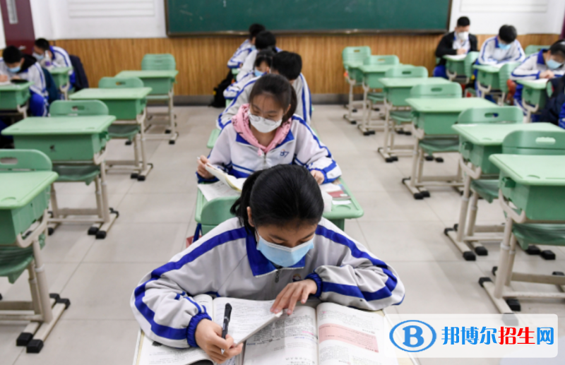 高考滿(mǎn)分作文：學(xué)會(huì)生存（3篇）