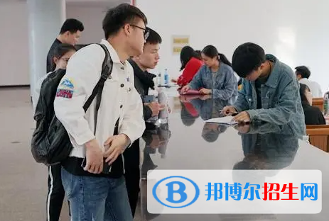 高考滿分作文 ： 推開大學(xué)門，縱橫四方路（3篇）