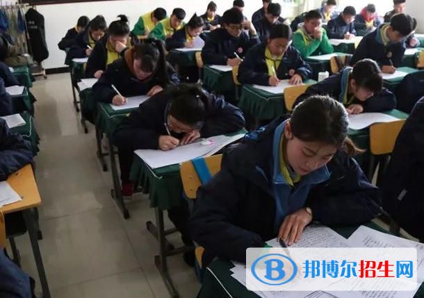 高考滿分作文：理性鋪新路，創(chuàng)新見曙光（3篇）