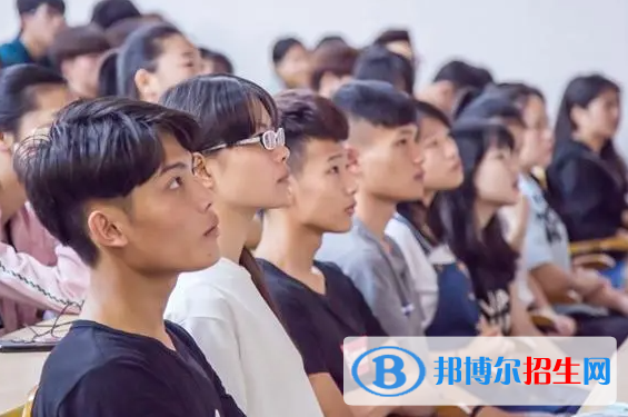 高考滿分作文：人生如書，逐級而讀（3篇）