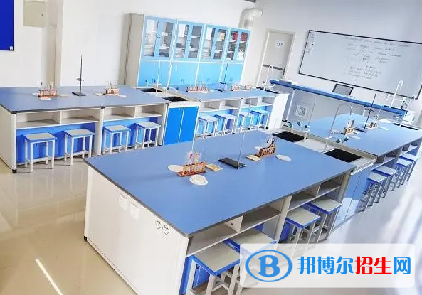 三亞華僑學(xué)校地址在哪里，哪個(gè)地區(qū)，哪個(gè)城市