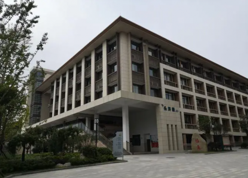 南京市燕子磯中學(xué)地址，乘車路線