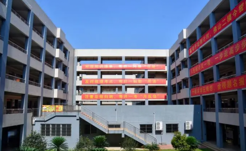 吳江市青云中學(xué)地址，乘車路線