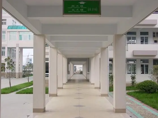 張家港市暨陽(yáng)高級(jí)中學(xué)地址，乘車路線