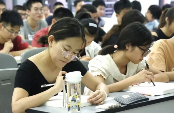 浙江高考首考是什么意思？考試科目有哪些？與高考的區(qū)別是什么